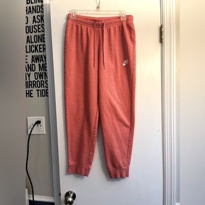 Nike Everyday Joggers orange size Medium reselling they don’t have pockets.